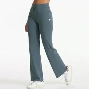 Vuori Daily Knit Wide Leg Pants size small in Blue color
Like New